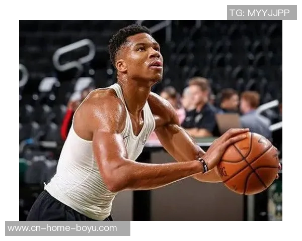 字母哥身穿43号球衣训练双臂肌肉线条惊艳全场引发热议