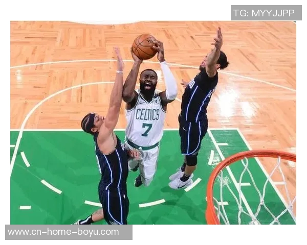 杰伦布朗三节狂砍30分5篮板助力球队进攻势头强劲